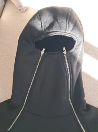 Sudadera Negra Balaclava marca Sumwon