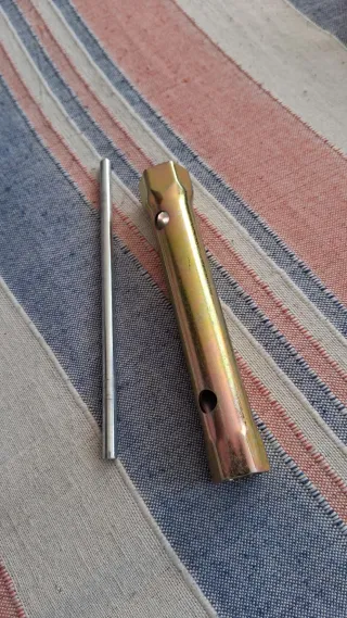 Llave de bujía con varilla