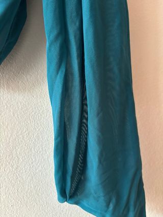 Top turquesa con cinta para cuello