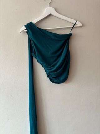 Top turquesa con cinta para cuello