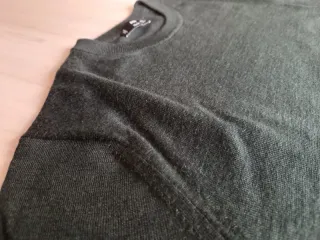 Jersey verde oscuro, 100% lana merino. Talla S