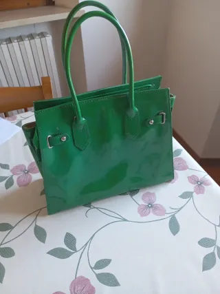 Borsa verde lucida con lucchetto