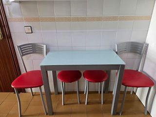 Mesa con sillas y taburetes comedor/cocina