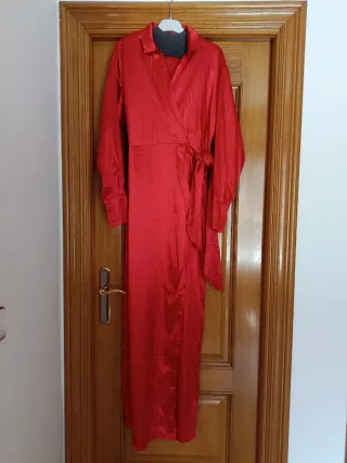 Vestido rojo satinado para Nochevieja