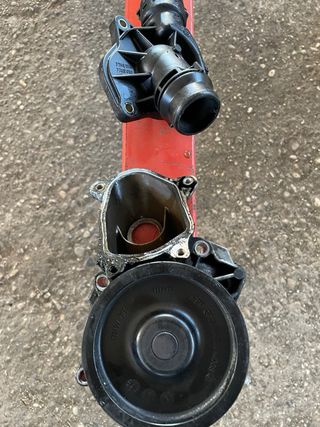 Pompa acqua e valvola termostatica BMW E46 320d