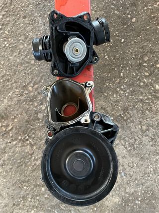 Pompa acqua e valvola termostatica BMW E46 320d