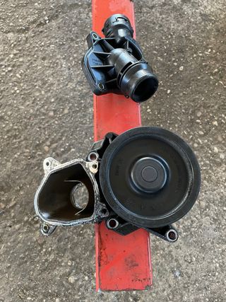 Pompa acqua e valvola termostatica BMW E46 320d