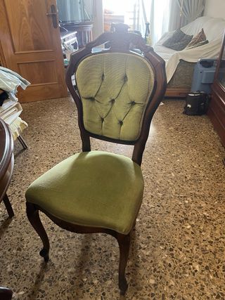 Mesa redonda y 4 sillas clásicas Negociable