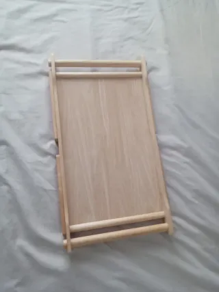 Mesita de cama de madera