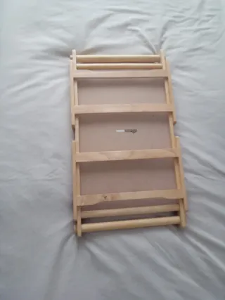 Mesita de cama de madera