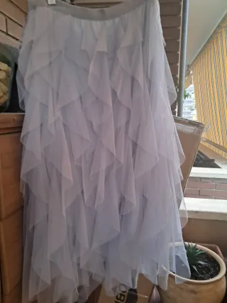 Falda larga gris con volantes