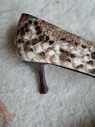 Zapatos tacón estampado serpiente multicolor