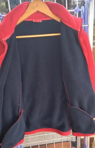 Chaqueta polar roja con cremallera
