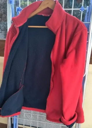 Chaqueta polar roja con cremallera