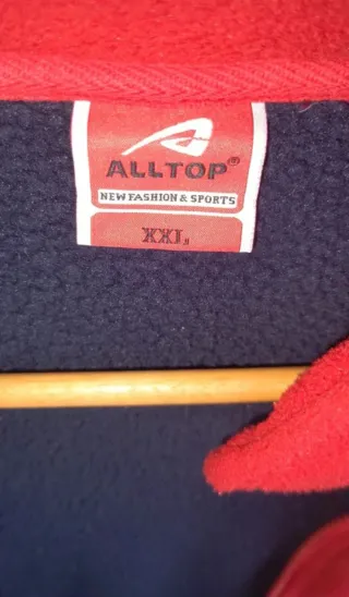 Chaqueta polar roja con cremallera