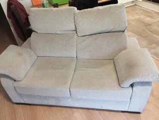 Sofá de tela beige y gris