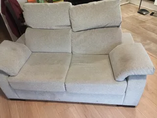 Sofá de tela beige y gris