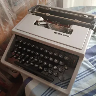MÁQUINA DE ESCRIBIR OLIVETTI DORA
