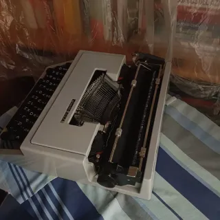 MÁQUINA DE ESCRIBIR OLIVETTI DORA