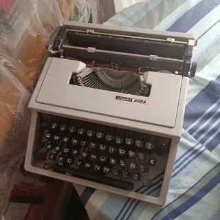 MÁQUINA DE ESCRIBIR OLIVETTI DORA