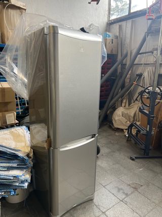 Nevera Indesit plateada