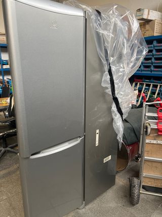 Nevera Indesit plateada