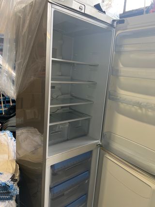 Nevera Indesit plateada