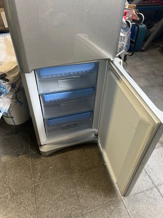 Nevera Indesit plateada