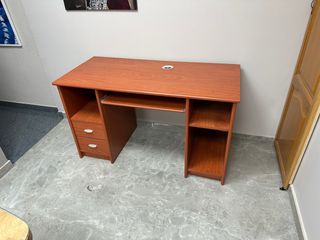 Escritorio madera con cajones y estantes