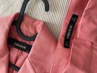Traje ZARA rosa chicle