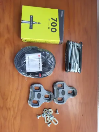 Bicicleta carretera FOCUS roja y blanca