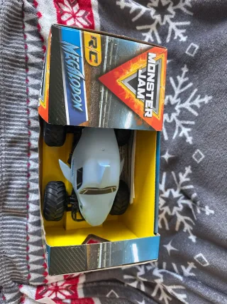 Coche RC Monster Jam Megalodon 1:24