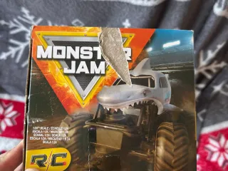 Coche RC Monster Jam Megalodon 1:24