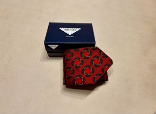 Elegante corbata de seda natural