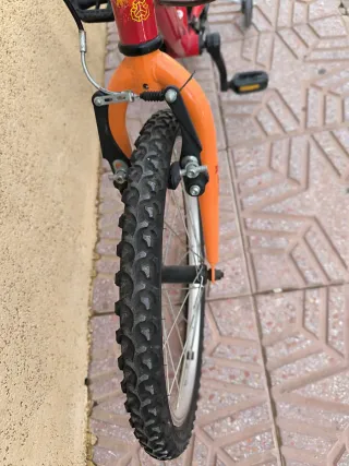 Bicicleta infantil roja