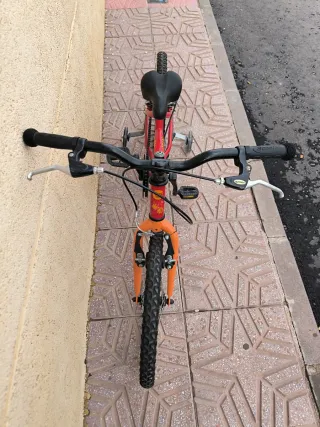 Bicicleta infantil roja