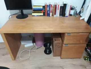 Escritorio de madera con cajones