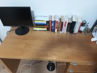 Escritorio de madera con cajones