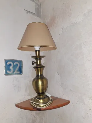 Lámpara de mesa metal dorada