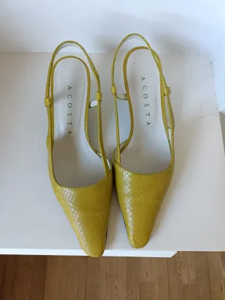 Sandalias piel cocodrilo mostaza