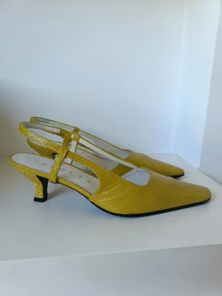 Sandalias piel cocodrilo mostaza