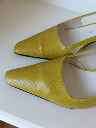 Sandalias piel cocodrilo mostaza