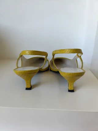 Sandalias piel cocodrilo mostaza