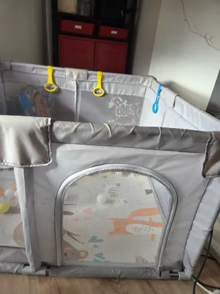 Parque infantil con alfombra y pelotas