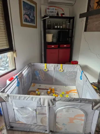 Parque infantil con alfombra y pelotas