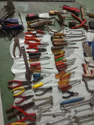 Lote de Herramientas Manuales Variadas