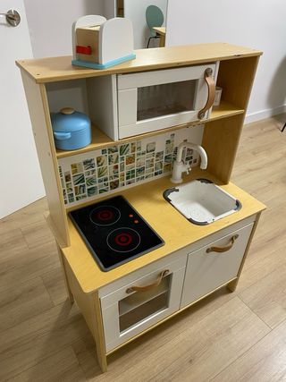 Cocinita madera con tiradores de cuero