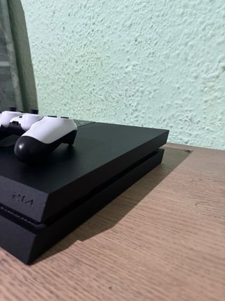 PS4 (PlayStation 4) Negra con Mando Blanco