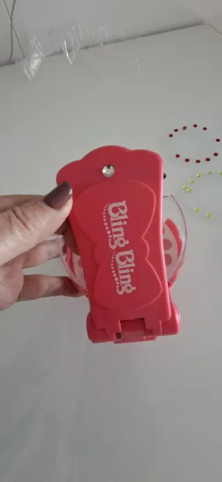 Máquina para poner brillantes en el pelo