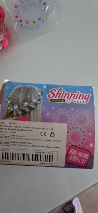 Máquina para poner brillantes en el pelo